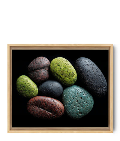 Tableau de galets colorés sur fond noir, style zen et naturel