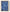 Un gros plan d'un tableau bleu abstrait montrant des formes ondulantes blanches sur un fond bleu foncé.