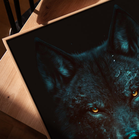 Toile loup noir gros plan pour salon cadre chêne doré