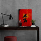 Bureau minimaliste avec toile murale rouge calligraphie orientale.