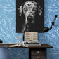 Tableau chien personnalisé accroché dans un bureau