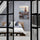 Décoration murale zen dans une chambre à l’ambiance naturelle, avec une tête de lit en bois brut et papier peint à arabesques.