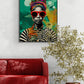Le tableau d'une femme africaine aux couleurs éclatantes apporte une touche vibrante au-dessus d'un canapé rouge moderne dans un salon épuré