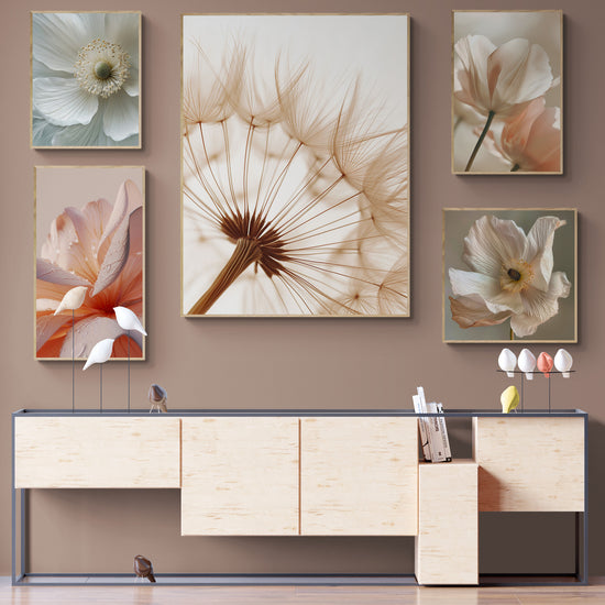 Collection de tableaux floraux au-dessus d'un meuble moderne et épuré.