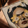 Portrait femme fleurs dorées tableau pour bureau minimaliste