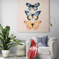 Un tableau de trois papillons colorés domine un salon moderne et zen.