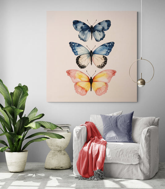 Un tableau de trois papillons colorés domine un salon moderne et zen.