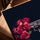 Revolver roses rouges toile murale pour salon cadre chêne doré