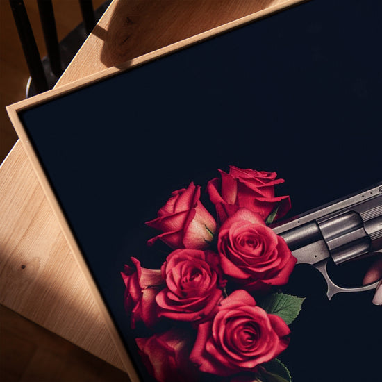Revolver roses rouges toile murale pour salon cadre chêne doré