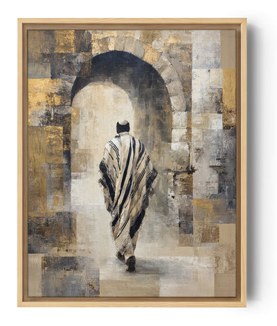 Strukturierte urbane Szene mit Silhouette in traditioneller Kleidung, beige und goldene Töne, nostalgisches und künstlerisches Ambiente