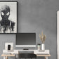 Un tableau moderne de Spider-Man en noir et blanc domine l'espace de travail avec une touche artistique audacieuse