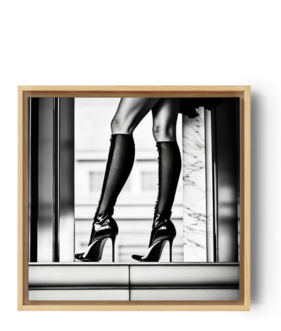 Elegante Beine in High Heels, eingefangen in Schwarz-Weiß auf einem glamourösen Foto