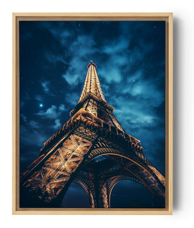 Fotografie des Eiffelturms, der sich majestätisch unter einem Sternenhimmel erhebt, in goldenes Licht getaucht, das mit den bläulichen Tönen der Nacht kontrastiert.