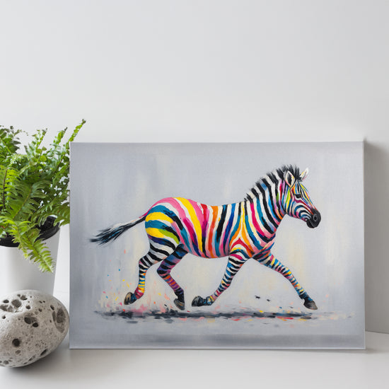 Toile artistique d’un zèbre peint aux rayures colorées vives, galopant sur fond gris clair minimaliste.