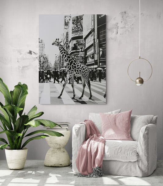 pièce de vie, fauteuil confortable, coussin et plaid rose pâle, table d'appoint, plante verte, lumière en suspension, grand tableau girafe noir et blanc.