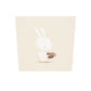 Tableau en plexiglas et 3D d'un mignon lapin qui apprécie l'odeur du chocolat chaud émanant de sa tasse. Les couleurs pastelles et taupe sont présentes pour adoucir la scène, et inspiré calme et sérénité. Le marron vient rappeler le chocolat, son goût et sa chaleur par la même occasion