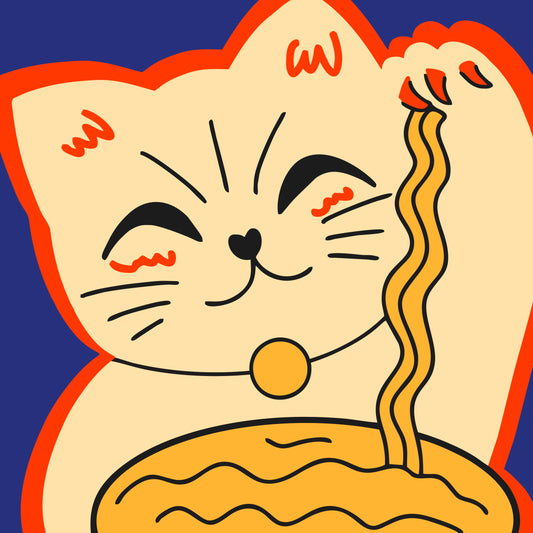 Une illustration en dessin à plat d'un chat Maneki-neko beige contour orange sur fond bleue. Il tient dans ça patte droite des nouilles chinoise. Le chat sourit 