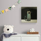 Illustration d'un chat qui baille sur un tableau de déco dans une chambre d'enfant, créant une ambiance poétique et amusante.