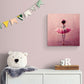 Toile de décoration de ballerine gracieuse vêtue de tutu rose sur pointes, exprimant son amour de la danse de manière élégante et expressive, dans une chambre d'enfant