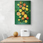 tableau fruits avec orange et citron jaune et vert accroché dans une cuisine blanche
