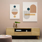 Deux tableaux pour salon aux formes géométriques et dans un style minimaliste sont accrochés dans un salon épures et tendance aux couleurs rose et corail