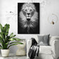 tableau lion couleur noir et blanc est accroché sur un mur blanc dans un salon épuré blanc et gris.