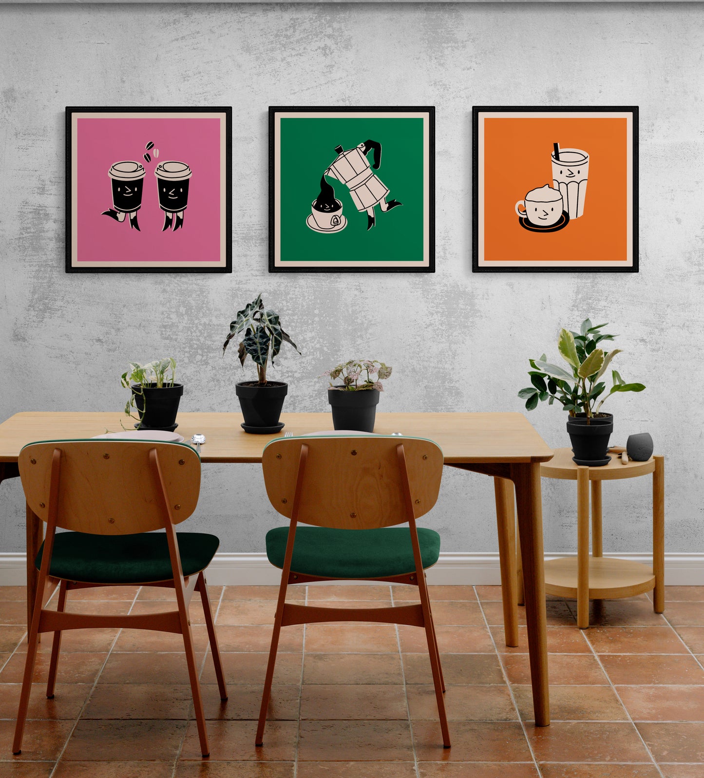 Dans une salle à mangé épuré au ton gris trois décoration murale café, orange, rose, et vert sont accrochés sur le mur. Une table et deux chaises en bois sont sur l'image 
