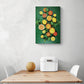 tableau fruits avec des oranges et des citrons jaune et vert est accroché dans une petite cuisine 
