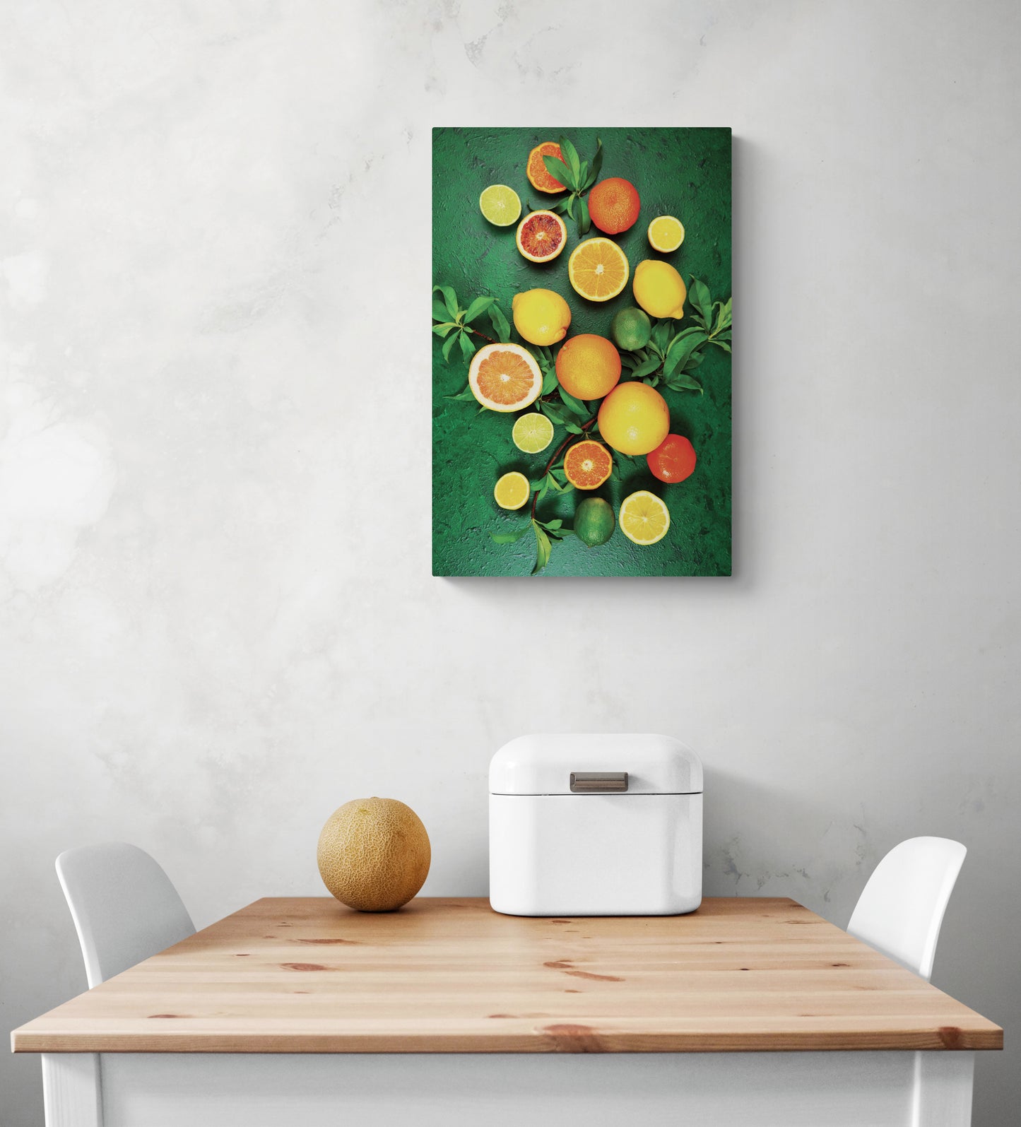 tableau fruits avec des oranges et des citrons jaune et vert est accroché dans une petite cuisine 