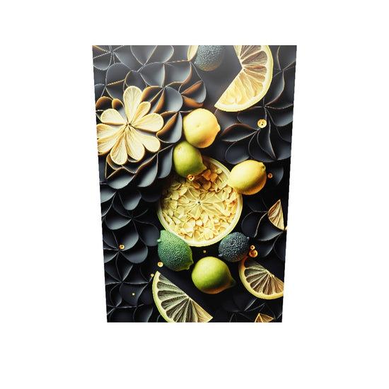Un tableau plexiglass en 3D, il tourne sur lui-même. Une photo culinaire vue du haut avec des citrons entiers et des tranches de citron vert et jaune sur un fond de pétales noir. Le contraste et poétique et profond. 