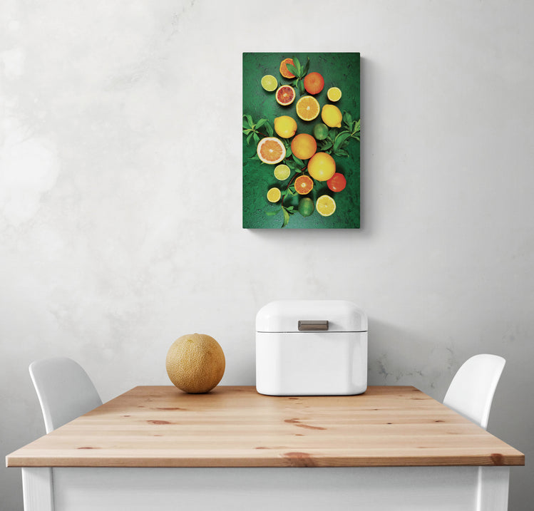 tableau cuisine avec des fruits est accroché dans une petite cuisine 