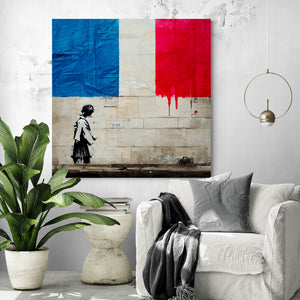 Banksy decorative canvas in a living room. Through her innocent eyes, a young girl discovers French suffering, inspired by Banksy's work. The imposing grandeur of the flag symbolizes hope and the determined fight for a better, brighter world.