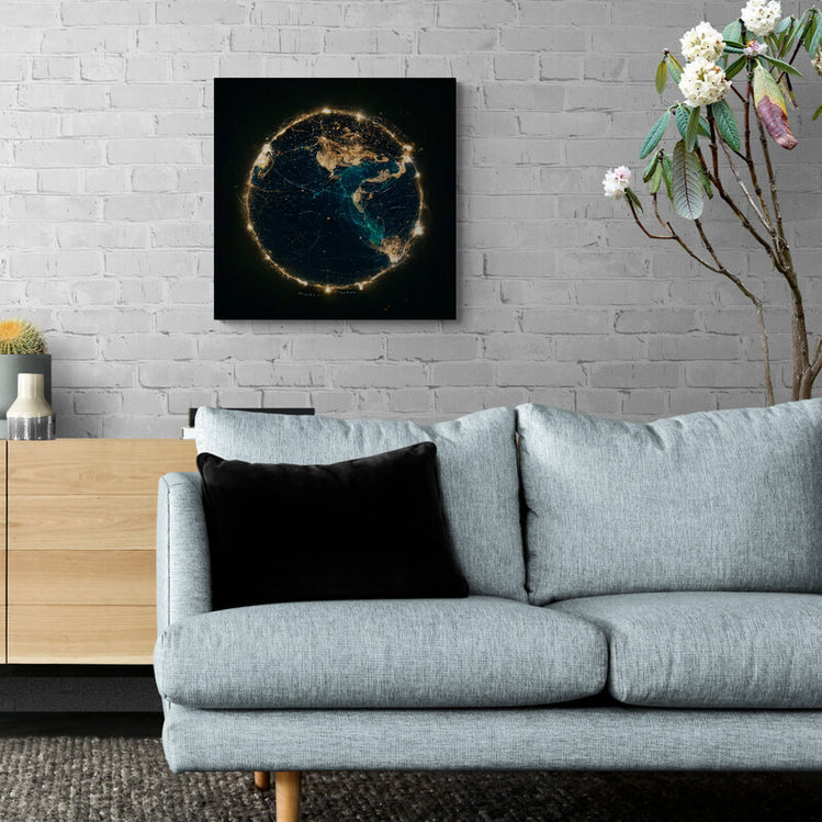Petit tableau planete terre qui présente l'activité humaine vu de l'espace dans un salon