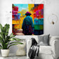 Grand tableau en peinture d'une ruelle colorée arpenté par une marchande seule dans un quartier pauvre, accroché dans un salon
