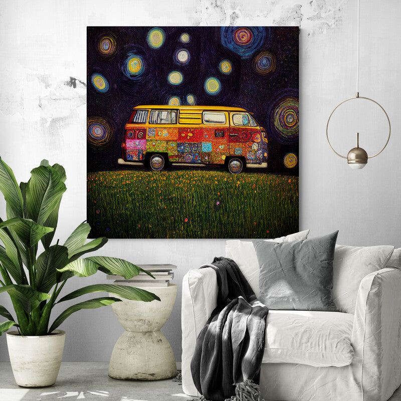 Grand tableau d'un van hippie multicolore posée au milieu d'un champ d'herbe. Une belle peinture aux couleurs chatoyantes et à l'âme joyeuse, dans un salon