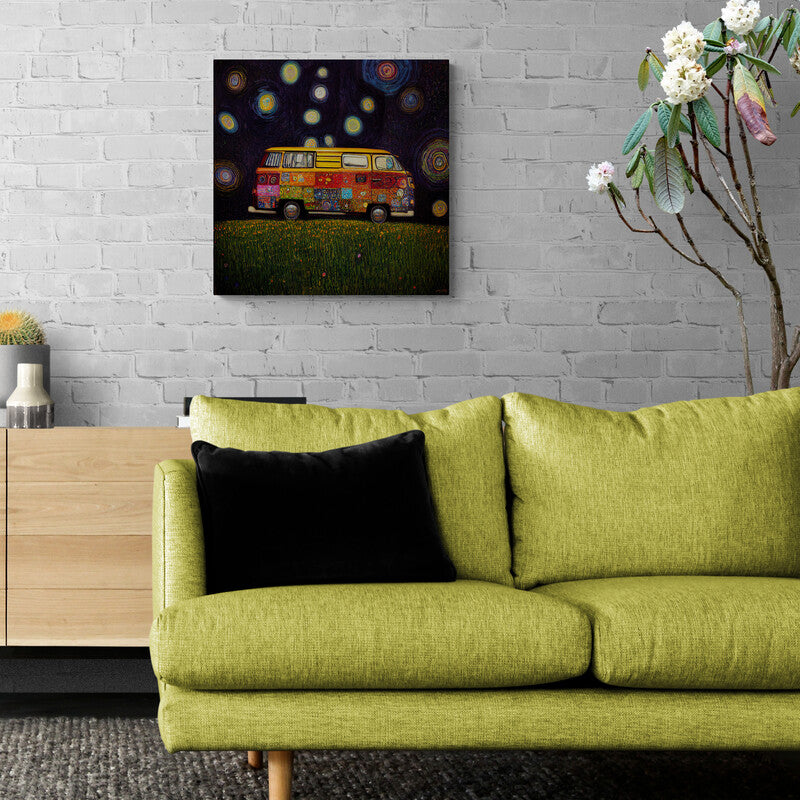 Petit tableau d'un van hippie multicolore posée au milieu d'un champ d'herbe. Une belle peinture aux couleurs chatoyantes et à l'âme joyeuse, sur le mur d'un salon