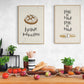Deux cadres pour cuisine sont accrochés sur un mur blanc, en dessous divers fruits et légumes, du pain et des pots d'herbes aromatique fraîches