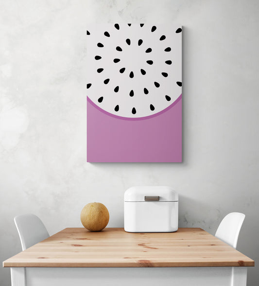 Un tableau avec fruits du dragon est suspendu sur un mur blanc. Le tableau lui-même est constitué de deux couleurs vives, du violet et du blanc, qui se mélangent et se contrastent de manière harmonieuse. En dessous du tableau, on peut apercevoir une table en bois et deux chaises blanches qui semblent être placées là pour offrir un espace confortable. Sur la table, il y a une corbeille à pain en métal blanc et un petit melon vert.
