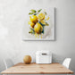 Sur le mur d'une cuisine, un tableau de taille moyenne et peints à l'aquarelle d'une grappe de citrons jaunes. Les fruits sont juteux et brillant. L'aquarelle ajoute luminosité et transparence, donnant l'impression que les citrons sont prêts à être cueillis. Des coulures ajoutent du mouvement