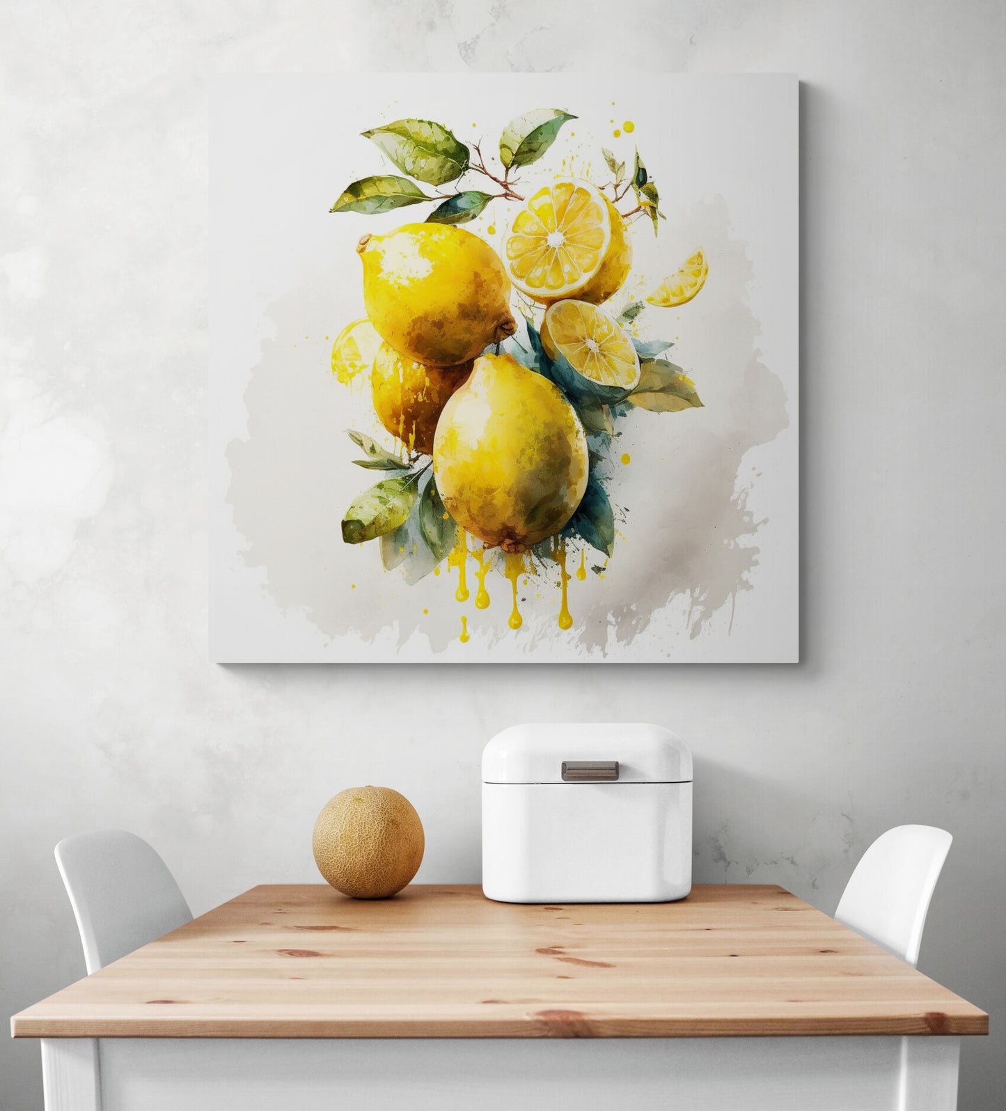 Grand tableau peints à la main et à l'aquarelle d'une grappe de citrons jaunes. Les fruits sont juteux et leur peau brillante. L'aquarelle ajoute luminosité et transparence, donnant l'impression que les citrons sont prêts à être cueillis. Des coulures ajoutent une touche de mouvement