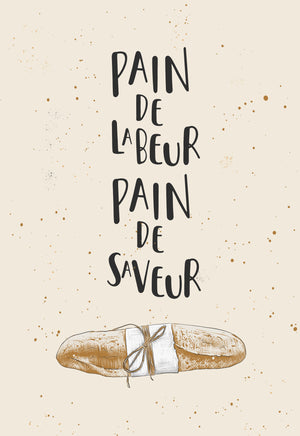 Sur un fond beige, une illustration d'une baguette trône aux centres de l'image. On peut également lire la citation "Pain de labeur, pain de saveur". Les couleurs sont douces et neutres
