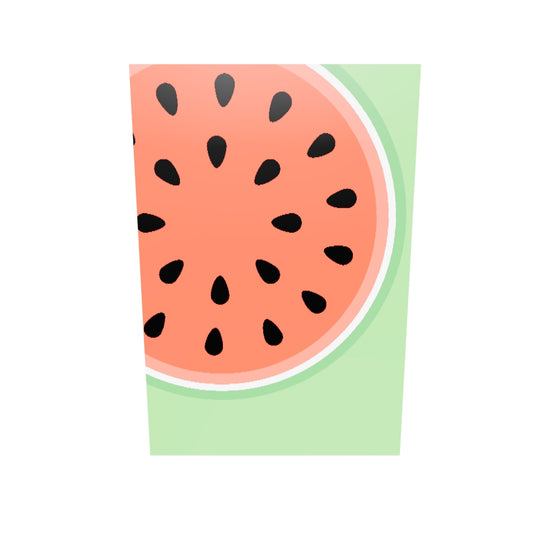 Un tableau plexiglass cuisine d'une tranche de pastèque rouge sur un fond vert. On peut également voir les grains noirs de la pastèque, qui donnent une texture intéressante à la tranche.