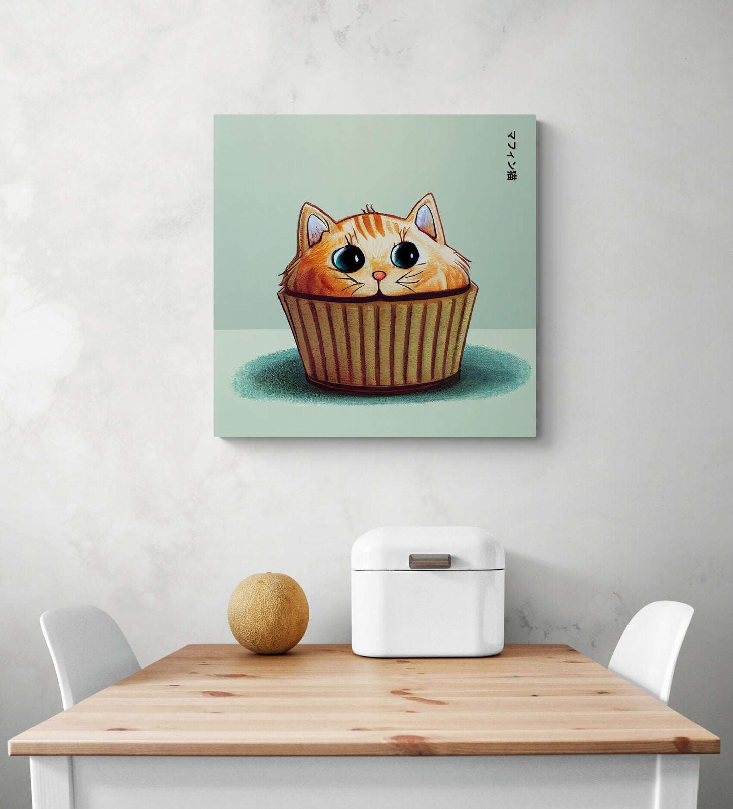 Ce cadre pêle mêle, de taille moyenne, posé sur le mur d'une cuisine s'amuse à fusionner un muffin et un chat. La crème est remplacée par la tête d'un chat mignon et roux aux couleurs orange. Posé sur son moule marron, aux grands yeux rond, il est plein de vie et de personnalité. Le tout sur un fond bleu