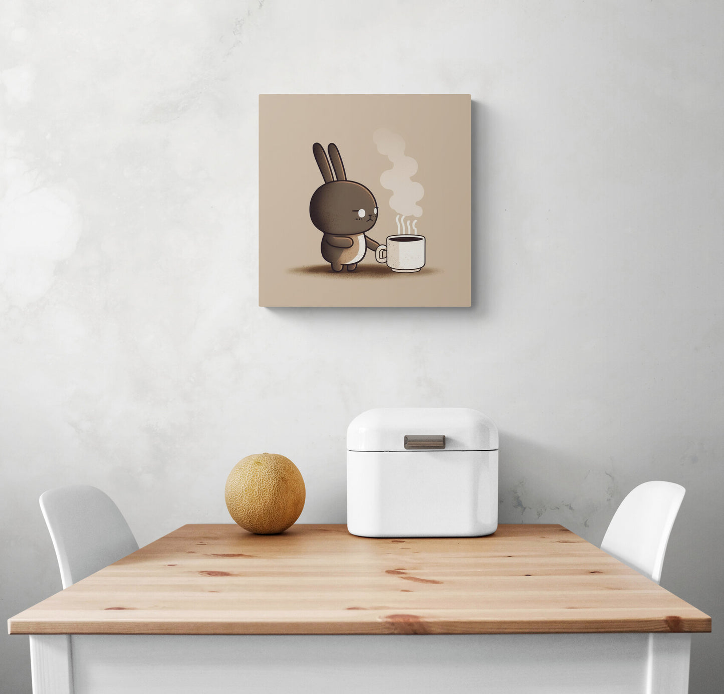 Petite toile murale qui habille le mur d'une cuisine au style japonaise et minimaliste. Un lapin marron malicieux, le regard figé par la douleur a été pris au dépourvu par la chaleur de la tasse de café qu'il tente de saisir. Aux couleurs, la scène humoristique apporte à cela mouvement et vitalité