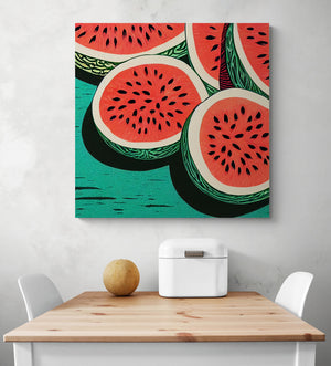 Grande décoration murale vintage dans une cuisine. Des pastèques tranchées, leurs chairs rouges agrémentées de pépins. Les couleurs vives et saturées rappellent les affiches des années passées. Les motifs sur la peau viennent rappeler le fond, pour un rendu harmonieux. Une véritable perle pour toute cuisine au style rétro