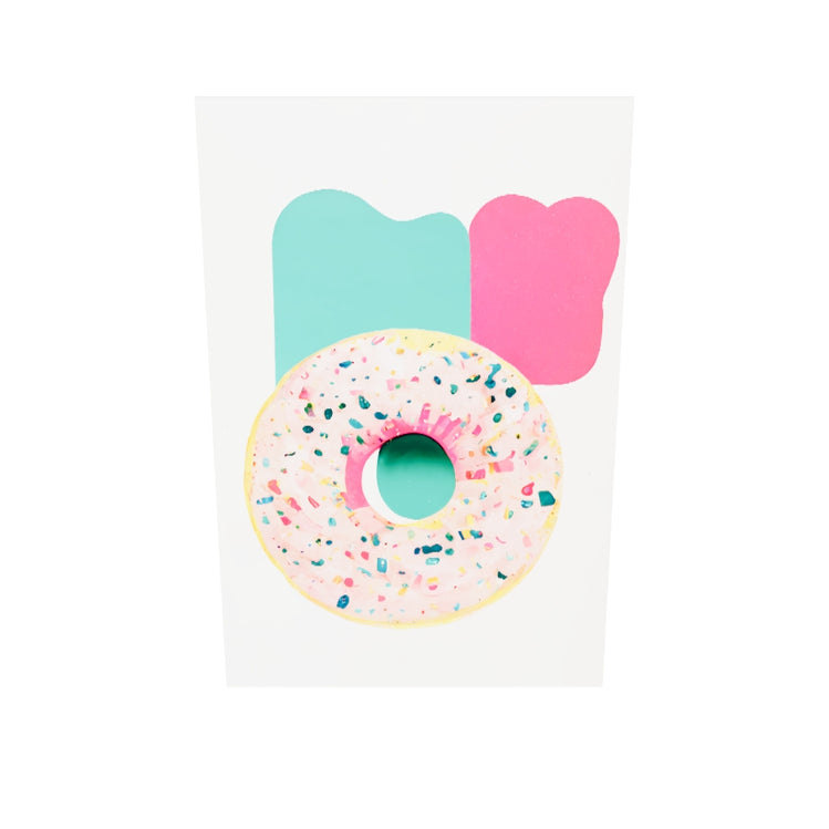 Tableau plexiglas d'un donut dessiné à la main. Crème de couleur rose et est parsemée de pépites multicolores. L'arrière-plan du tableau est composé de deux traces de peinture, un beau rouge et l'autre verte, qui ajoutent de la profondeur et de la dimension à l'ensemble. Le tableau est très esthétique et aux couleurs vives. Minimaliste, ce tableau dégage une touche de fraîcheur et de féminité combinée au donut qui ajoute vie et gourmandise