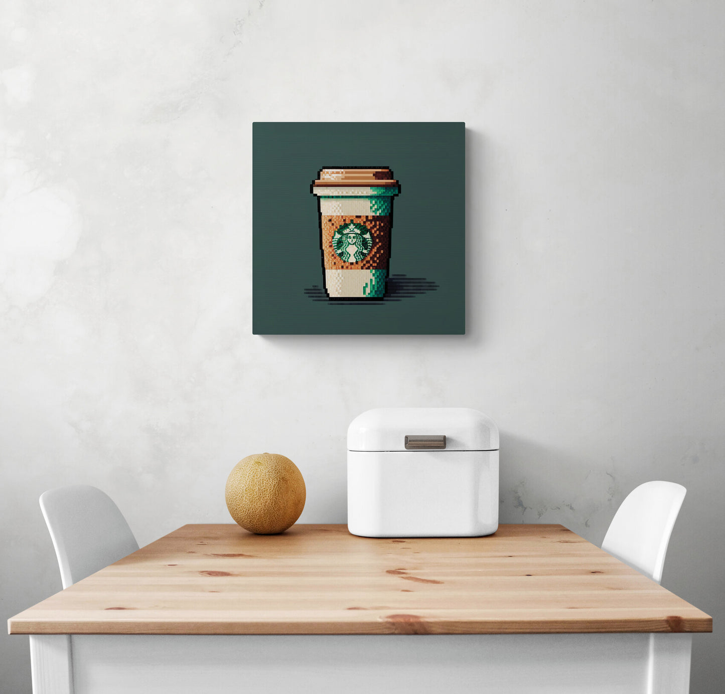 un tableau cuisine de petite taille d’une tasse de café Starbucks en pixel art, avec des couleurs marron et vert contrastantes pour une esthétique raffinée et confortable. Beau décor mural qui semble cosi chaleureux