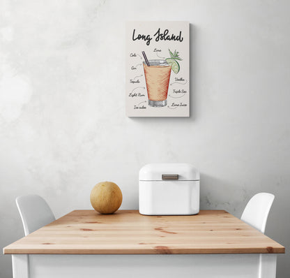 Un cadre deco cuisine est accroché sur le mur d'une cuisine blanche. Le tableau pour cuisine moderne montre un verre de cocktail. Au-dessous une table en bois et deux chaises de chaque côté.