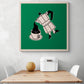Un tableau vert est accroché sur le mur d'une cuisine blanche. Ce tableau cuisine est placé ce au-dessus d'une table en bois et deux chaises sont de chaque côté. Une boîte à pain en métal blanc et un melon sont sur la table