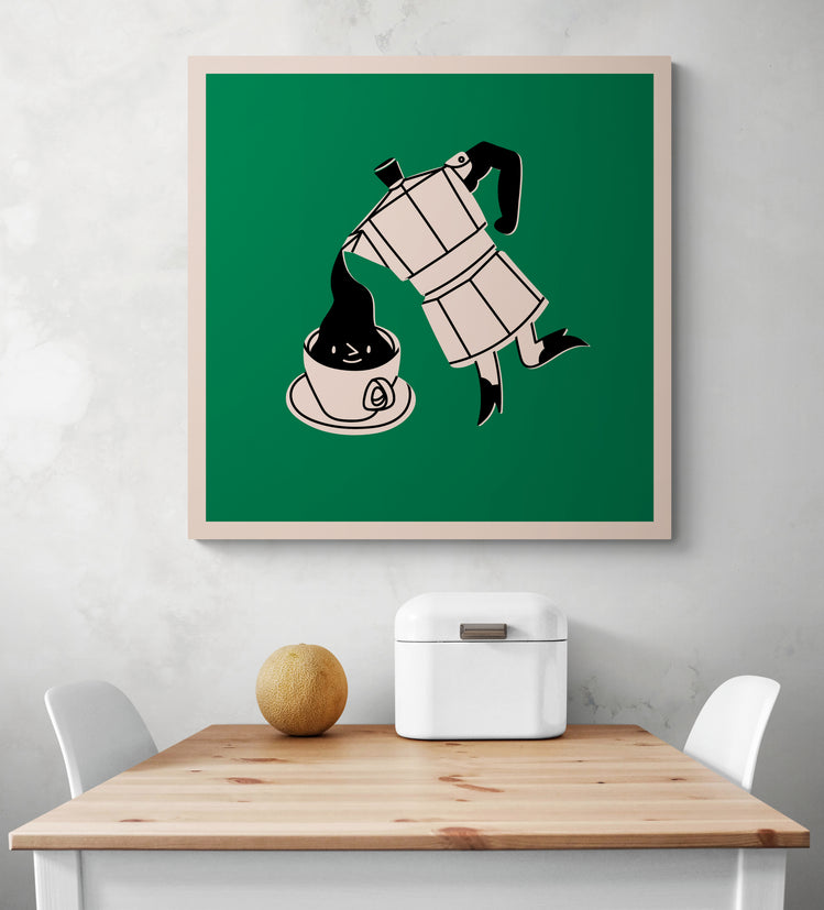 Un tableau vert est accroché sur le mur d'une cuisine blanche. Ce tableau cuisine est placé ce au-dessus d'une table en bois et deux chaises sont de chaque côté. Une boîte à pain en métal blanc et un melon sont sur la table